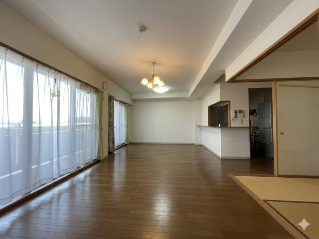 ダイアパレス松山駅西の居間・リビング|20.4帖のLDKです。
※AI加工しています。