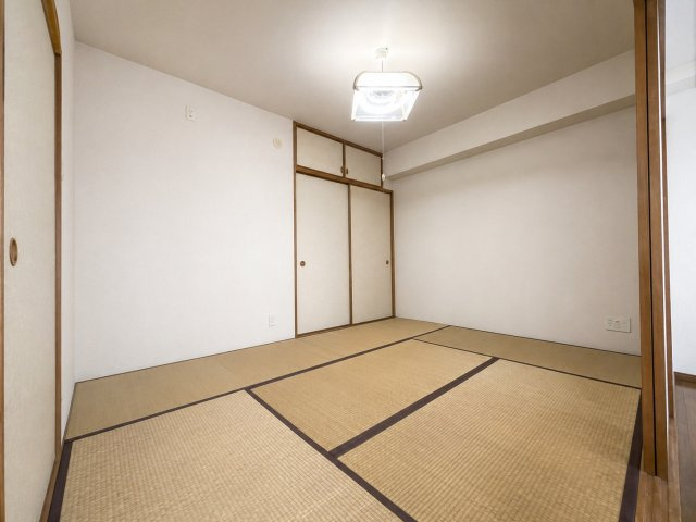 ダイアパレス松山駅西の和室|6帖の和室です。
※AI加工しています。