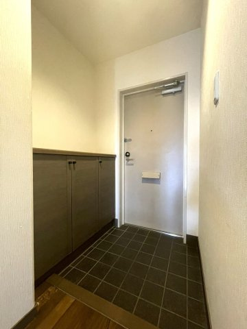 サーパス鷹子の玄関|靴箱付きで玄関まわりもすっきり整理できます