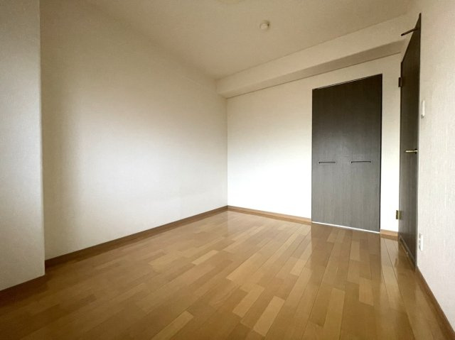 サーパス鷹子の洋室|各部屋に収納確保
