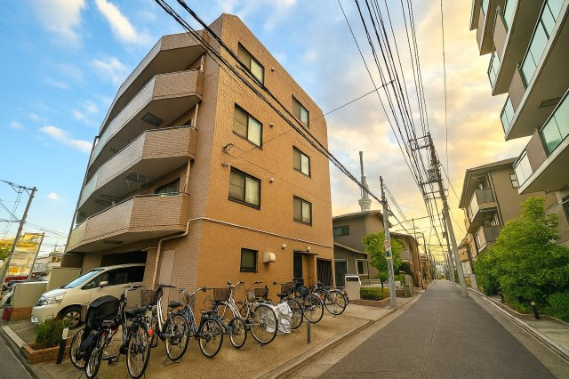 ニューキャピタル押上の外観|周囲の景観と調和する、落ち着きある洗練デザイン。日常の風景にさりげない美しさを添える、ちょうどよい存在感です。