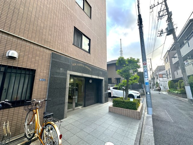 ニューキャピタル押上のエントランス|住まいの顔とも言えるエントランスは、控えめながらも上品な佇まい。季節の風を感じながら帰る道すがら、この場所が“わが家”である誇らしさが静かに胸を満たします。