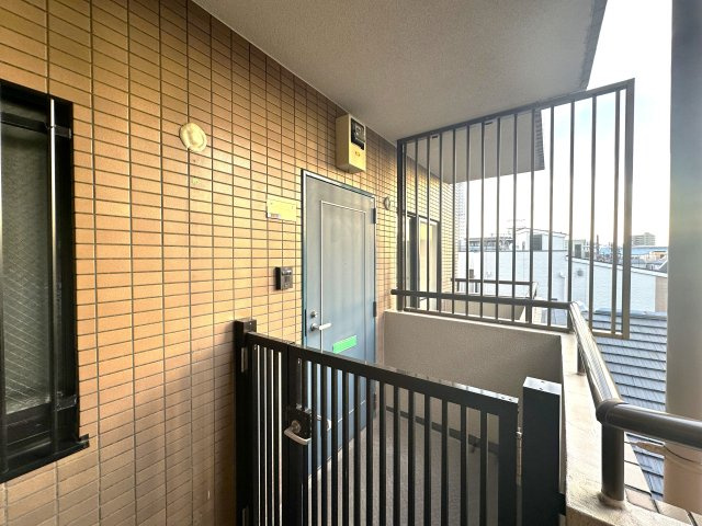 ニューキャピタル押上のエントランス|玄関までのアプローチに、さりげないこだわりとぬくもりを添えるポーチ。家に入るその瞬間から、心地よさが始まります。