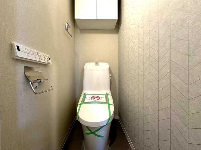 ニューキャピタル押上のトイレ|最新設備を備えたトイレは、快適性とスタイリッシュさを兼ね備えた空間。清潔感のある美しい内装とすっきりとしたデザインが、暮らしに心地よさをプラス。清潔・快適・美しさが調和した、上質なトイレ空間です。