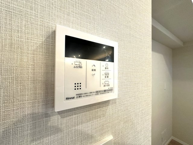 ニューキャピタル押上の発電・温水設備|ワンタッチ操作でお湯張りや追い焚きができるオートバスは、忙しい日々の中でも快適なバスタイムをサポート。湯温の調整や保温も自動で行えるため、いつでもちょうどいい温かさのお風呂が待っています。