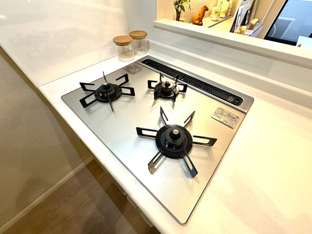 ニューキャピタル押上のキッチン|3口ガスコンロで、同時調理もスムーズに。忙しい毎日にうれしい機能です。ガラストップコンロはスタイリッシュなデザインで、掃除が簡単、汚れがつきにくいなどのメリットがあります。
