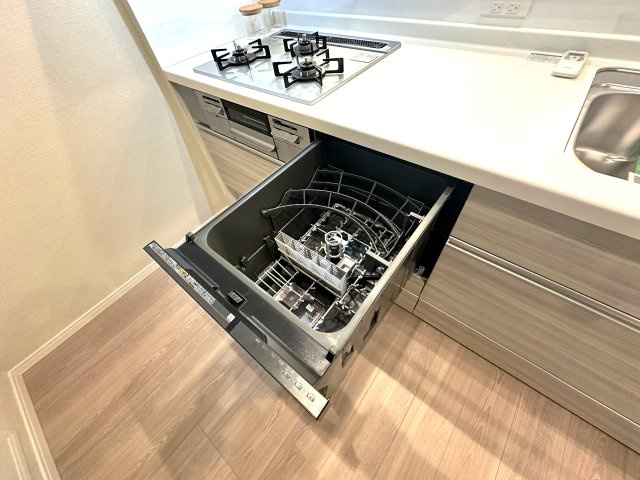 ニューキャピタル押上のキッチン|面倒な後片付けは食洗機におまかせ。空いた時間には、ソファでテレビを観ながらゆったりひと息。家事の負担を減らして、毎日に小さな余裕と心地よさをもたらします。