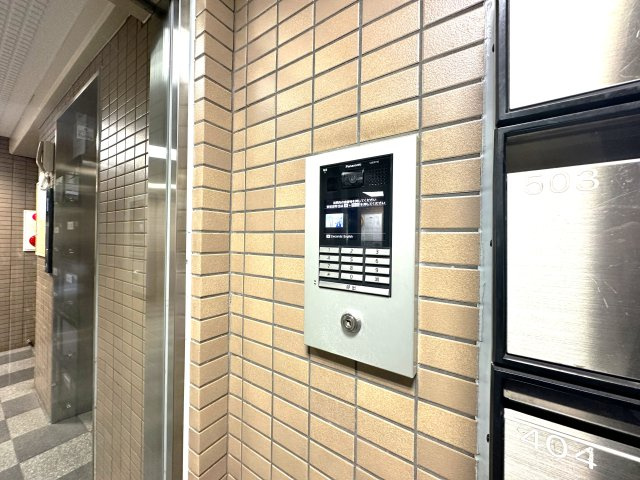 ニューキャピタル押上の防犯設備|リビングから来訪者の姿をしっかり確認できるモニター付きインターホンは、防犯性はもちろん、急な来客にも安心して対応できる心強い設備。ご家族の安全と安心な暮らしをそっと支えてくれます。