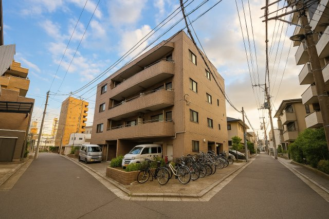 ニューキャピタル押上の外観|ただいま、と家に帰るたびに心がほっと安らぐ、美しく誇らしい外観デザイン。温かみと上質さが絶妙に調和し、家族を迎える誇り高い表情を見せます。街並みにも映える佇まいは、安心感と豊かさをもたらしてくれます。