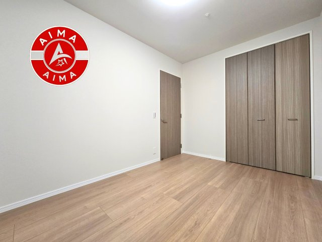ロイヤルマンション西新の内観：施工例|主寝室には収納力に優れたクローゼットがありますので、お部屋もすっきり片付きます。