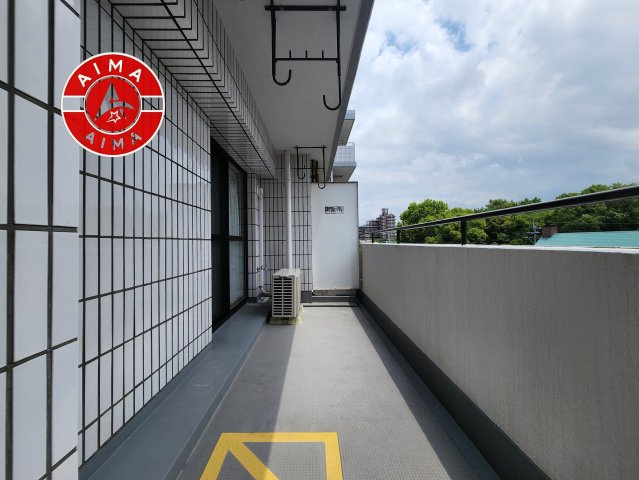 ロイヤルマンション西新のバルコニー|開放感があり、遮るものもなく気持ちのいい景色が広がります。お部屋にも爽やかな風と暖かく柔らかな日差しが差し込み、毎日の暮らしを豊かに彩ります。