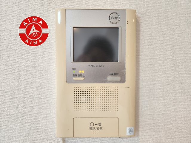 ロイヤルマンション西新のセキュリティ|玄関先で訪問者を確認できるため、防犯面でも安心です。