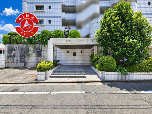 ロイヤルマンション西新のエントランス|ゆとりのあるエントランスです。