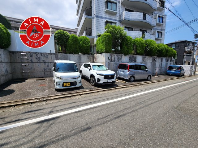 ロイヤルマンション西新の駐車場|駐輪場の他にバイク置場も完備しております。