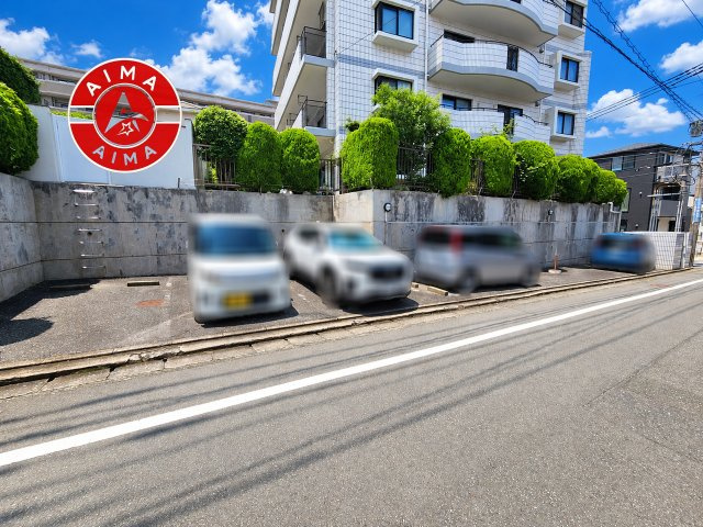 ロイヤルマンション西新の駐車場|駐輪場の他にバイク置場も完備しております。