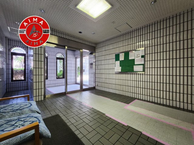 ロイヤルマンション西新のロビー|広々としたロビー空間で、ゆとりある共有スペースです。