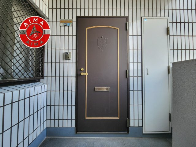 ロイヤルマンション西新の玄関|きれいに整えられた外玄関で、住まいの第一印象も良好です。