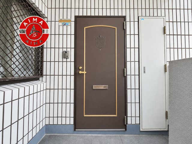 ロイヤルマンション西新の玄関|きれいに整えられた外玄関で、住まいの第一印象も良好です。