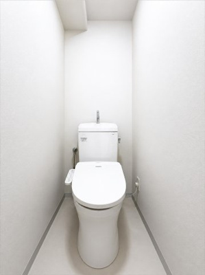 【トイレ】 | ライオンズマンション藤が丘第2 | ◆清潔感のある白を基調とした落ち着ける空間。小窓をもうけていますので、こもりやすい空気の入れ替えも簡単に行えますね！