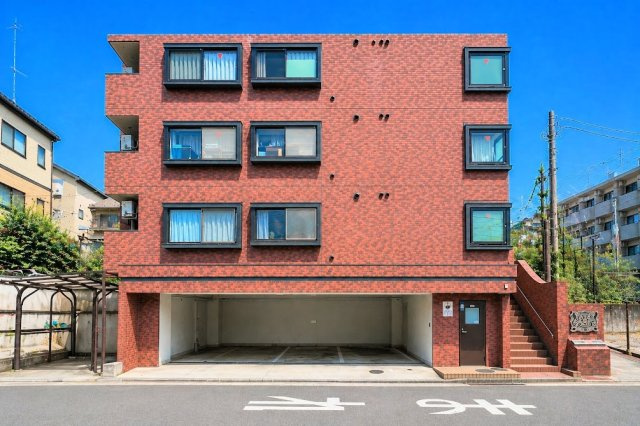【外観】 | ライオンズマンション藤が丘第2 | ◆爽やかな青空の下に贅沢なほどに降り注ぐ陽光、豊かな居住性と、クオリティが見事に調和した住空間は、住まうことの喜びを感じさせてくれます。ゆとりある広い敷地で開放的なお住まいです。