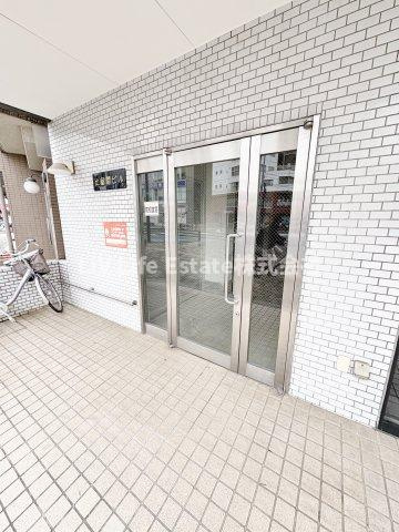 比留間ビルのエントランス
