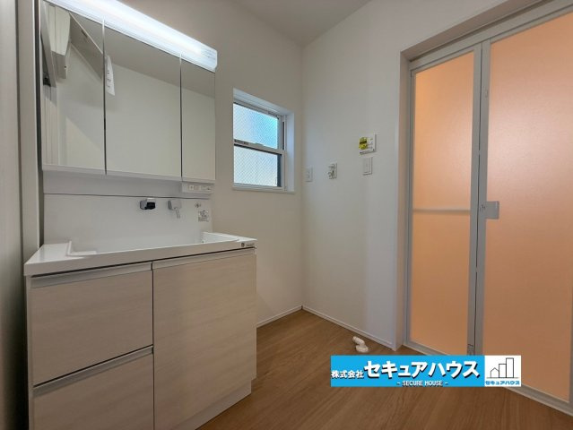 【同施工物件ご案内可能】名古屋市中川区中野新町　全2棟の内観：施工例|【洗面台イメージ】
◆鏡の裏にはたっぷりと収納スペースを標準装備！
◆電源を付属しているのでドライヤーなど利用できます。　　　　　　　　　　　　　　　　　　　　　　　　　　　　　　　　　　　　　　　　