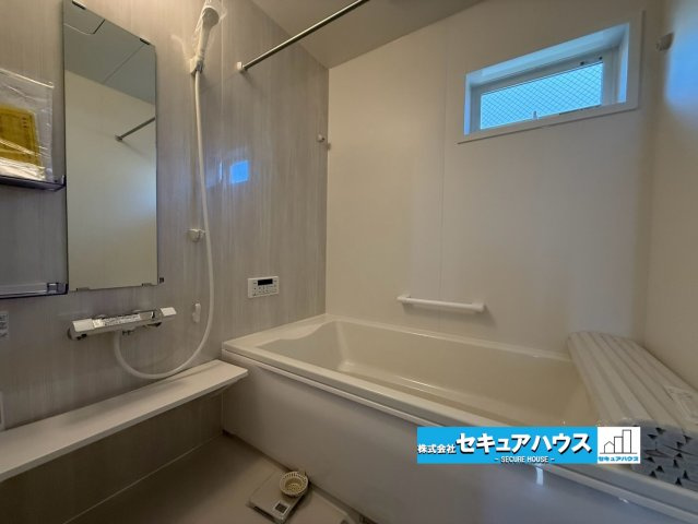 【同施工物件ご案内可能】名古屋市中川区中野新町　全2棟の内観：施工例|【浴室イメージ】
◆アクセントパネルで落ち着きのある雰囲気を演出します。毎日の疲れを癒やすバスタイムをお楽しみ下さい！
◆窓付きで、カビの繁殖を抑える効果があります。　　　　　　　　　　　　　　　　　