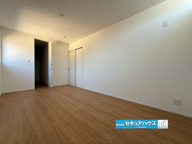 【同施工物件ご案内可能】名古屋市中川区中野新町　全2棟の内観：施工例|【洋室イメージ】
◆家族一人ひとりの大切なプライベート空間。趣味に合わせて使って頂けるようシンプルに仕上げてあります。暮らし心地を大きく左右する収納を、適材適所に配置し使い勝手を考慮しました。　　　　