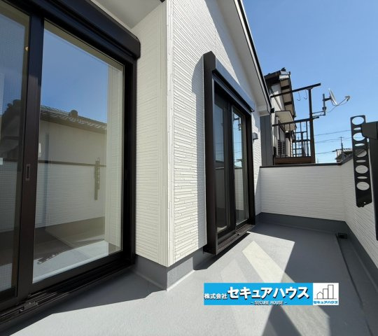 【同施工物件ご案内可能】名古屋市中川区中野新町　全2棟の内観：施工例|【バルコニーイメージ】
◆見晴らしもよく、太陽の温かな温もりをめいっぱい受け止めてくれます。
太陽の光と爽やかな風を受けたお洗濯物はあっという間に乾き、取りこむ時には太陽の匂いを感じられそうですね。　