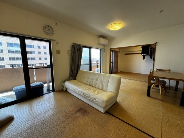 与次郎2丁目　アプローズ県庁前壱番館　の居間・リビング|使いやすい居間です