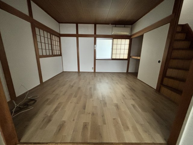 横小路町1丁目貸家の洋室