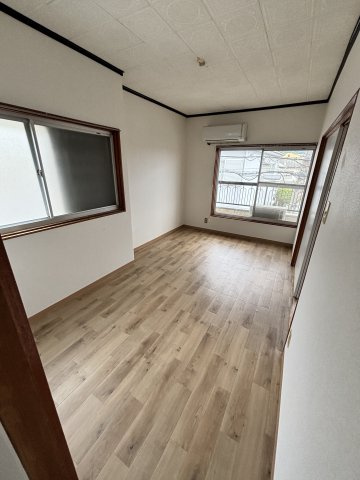 横小路町1丁目貸家の洋室