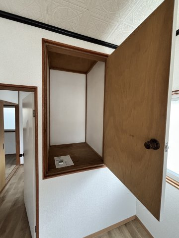 横小路町1丁目貸家の収納
