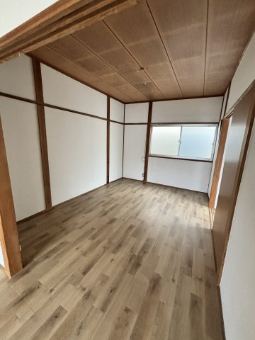 横小路町1丁目貸家の洋室