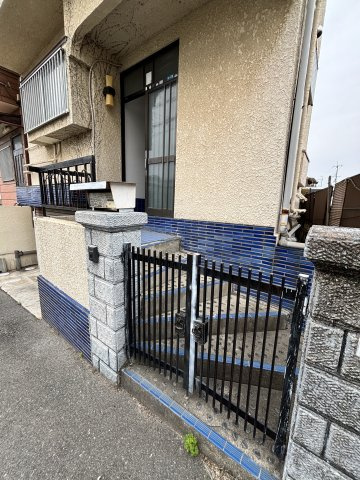 横小路町1丁目貸家のエントランス