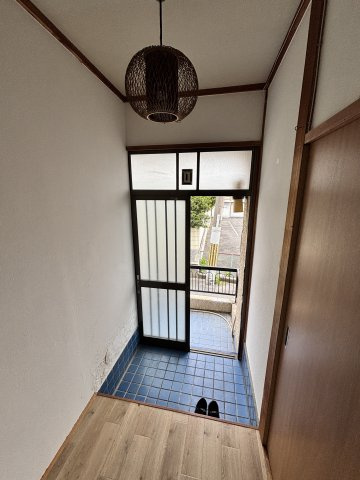 横小路町1丁目貸家の玄関