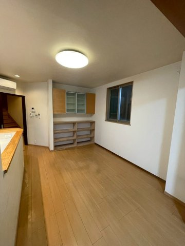 北区小山元町のおうちの居間・リビング|１F12帖のLDKです。