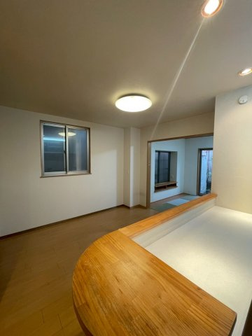 北区小山元町のおうちの居間・リビング|キッチンには作業台もついており料理が捗ります！