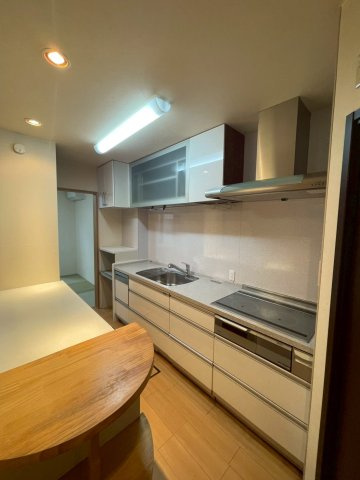 北区小山元町のおうちのキッチン|キッチンには作業台もついており料理が捗ります！
