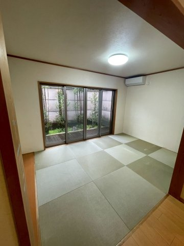 北区小山元町のおうちの和室|１F8.7帖の和室です。お庭が見えます。