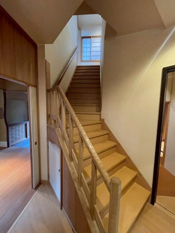 北区小山元町のおうちの内装|旅館のような階段！