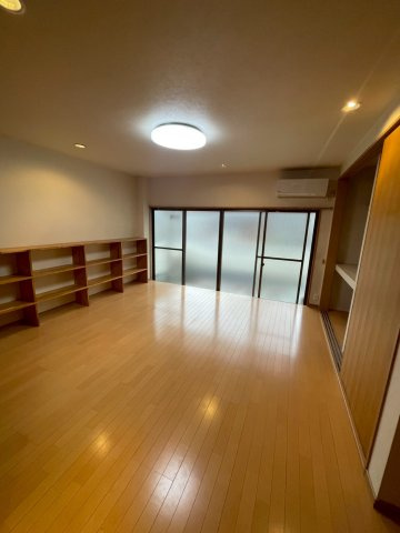 北区小山元町のおうちの洋室|2F13.9帖の洋室です。バルコニーに面しています。
