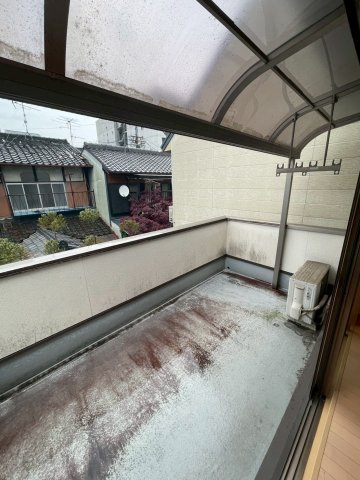 北区小山元町のおうちのバルコニー|屋根付きのバルコニーはゆったりサイズで洗濯物もラクラク干せます♪