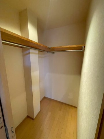 北区小山元町のおうちの収納|廊下にはウォークインクローゼットがございます！家族の荷物を一気に集約できますね！
