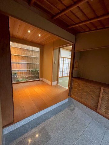 北区小山元町のおうちの玄関|家の顔となる玄関。坪庭が空間に奥行きを与え、さらに広く明るく見せてくれます。