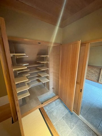 北区小山元町のおうちの玄関|玄関には大容量の下駄箱がございます！