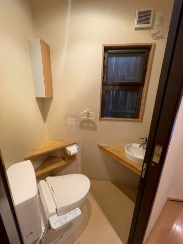北区小山元町のおうちのトイレ|1Fのトイレは広々としており、手洗い場もあります。来客時に重宝します。