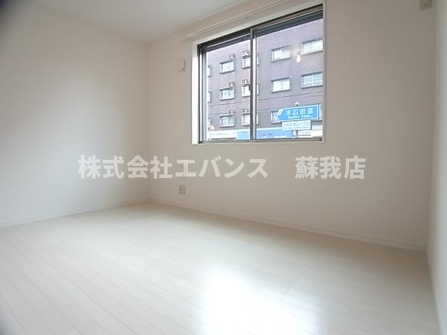 【寝室】 | フォレストツインハウスII | 広くて明るい寝室