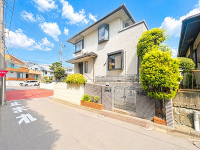 【外観】 | ◆旭区中沢3丁目　中古戸建◆ | ◆堂々たる趣ながら、主張し過ぎずどこか余裕を感じさせるシャープなフォルムで佇む邸宅は、晴天の空と照らし合わせる事で、本来あるべき完成形の姿を見せてくれます。