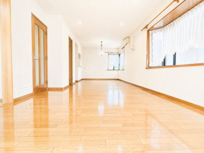 【居間・リビング】 | ◆旭区中沢3丁目　中古戸建◆ | ◆家族で食卓を囲むダイニングスペースと、ソファでゆったりくつろぐリビングスペースがしっかり区切られているので家具の配置や用途を使いわけしやすいです。